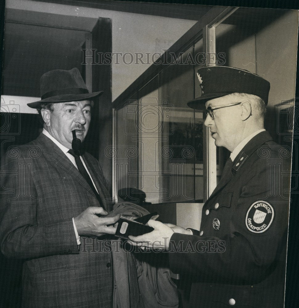 1966 Press Photo Rupert Davies in Germany. - Historic Images