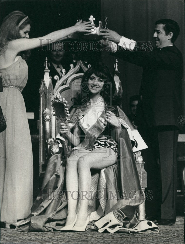 1969 Press Photo Liselotte Pauli Crowned Miss Switzerland - KSG12283 - Historic Images