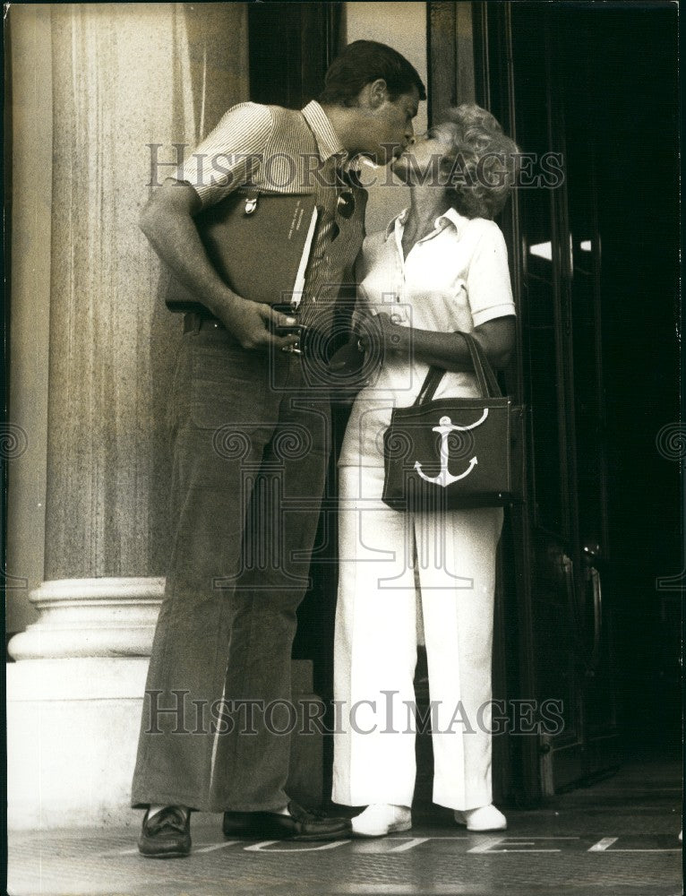 1972 Press Photo Jerry Lewis Kissing His Wife - KSG13037-Historic Images