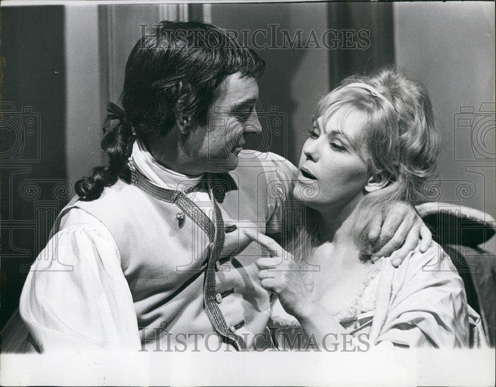 Press Photo Moll Flanders Film Actors Richard Johnson Kim Novak Scene - Historic Images