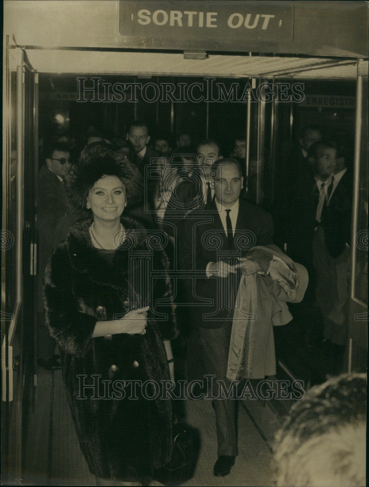 1961 Press Photo Actress Sophia Loren and Carlo Ponti Arrive in Paris - Historic Images