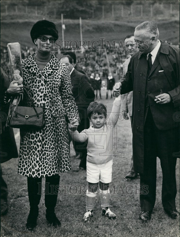 1966 Press Photo  Sophia Loren at field of the Marina Football Team - Historic Images