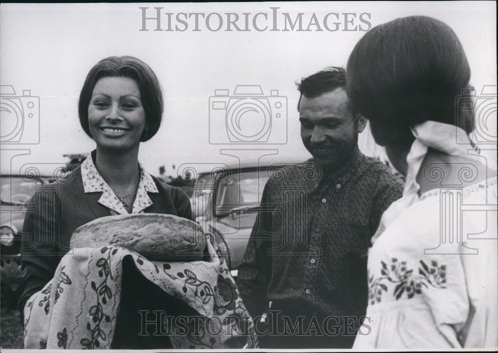 1966 Press Photo Russian Peasants Bring Sophia Loren Bread, Salt, Tapestry-Historic Images