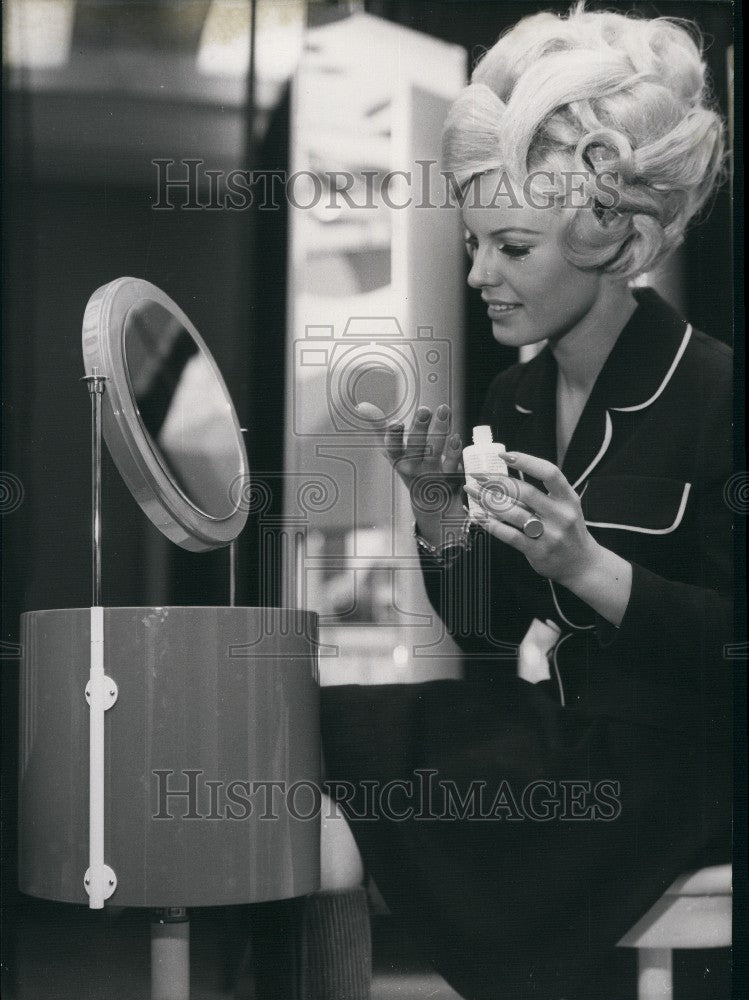 1968 Press Photo Beauty Care Table - Köln International Furniture Exhibition. - Historic Images