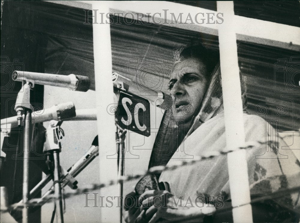 1977 Press Photo Mrs.Gandhi addresses election rally - KSG14927 - Historic Images