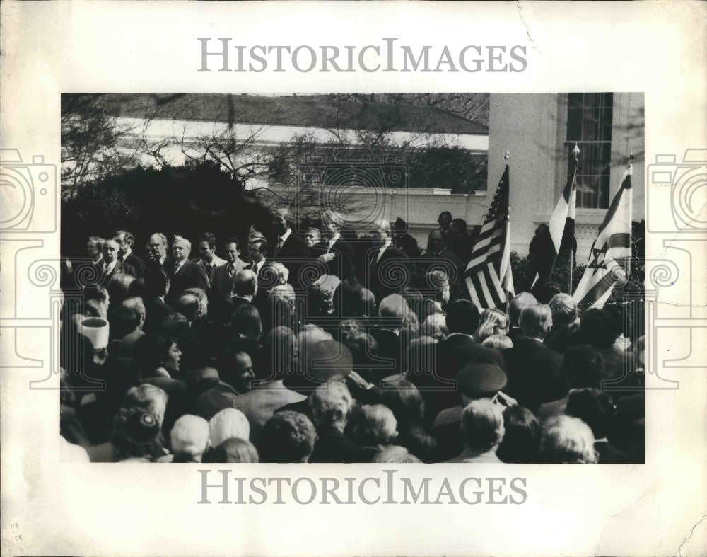 Press Photo Group of People - Historic Images