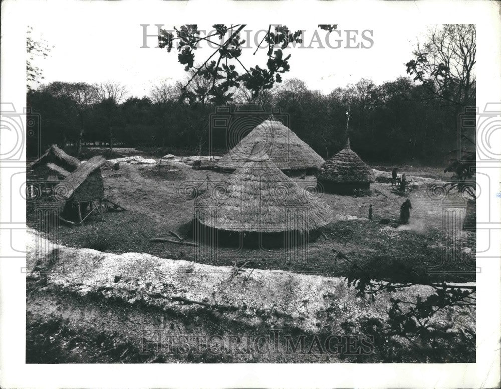 Press Photo Secret Location in West of England 15 Volunteers in Primitive Condi - Historic Images