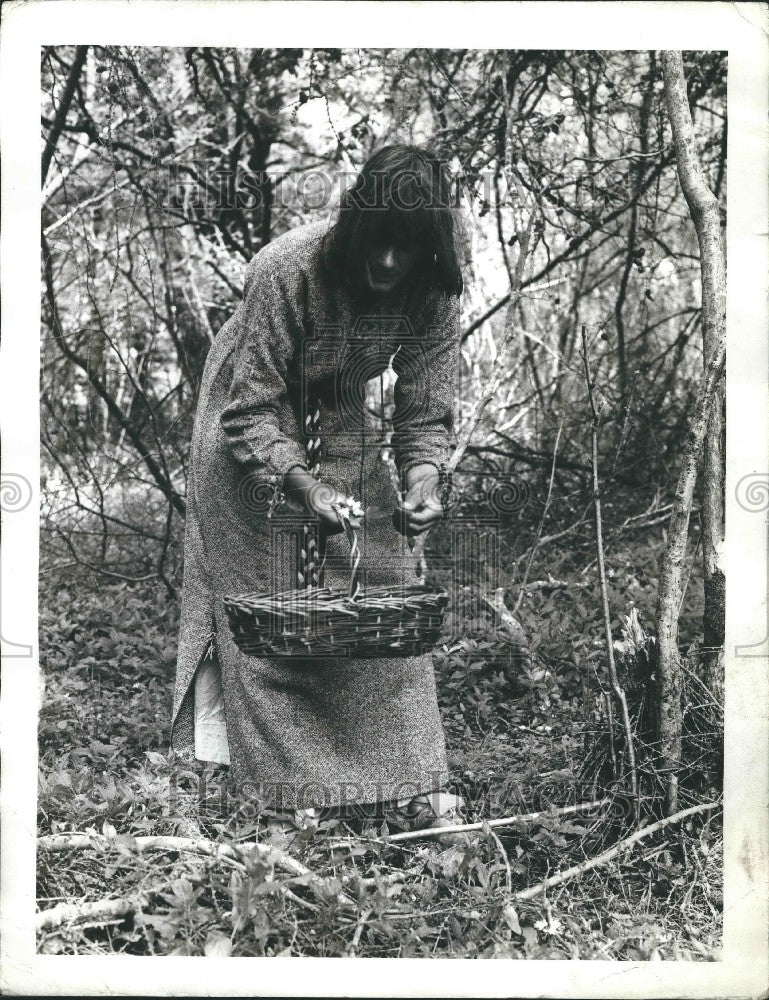 Press Photo 15 Volunteers are living in Iron Age for BBC TV - Historic Images