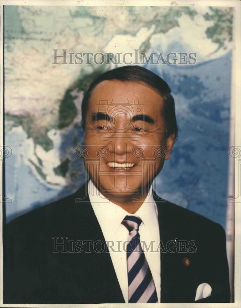 Press Photo Man Standing In Front Of Map - Historic Images