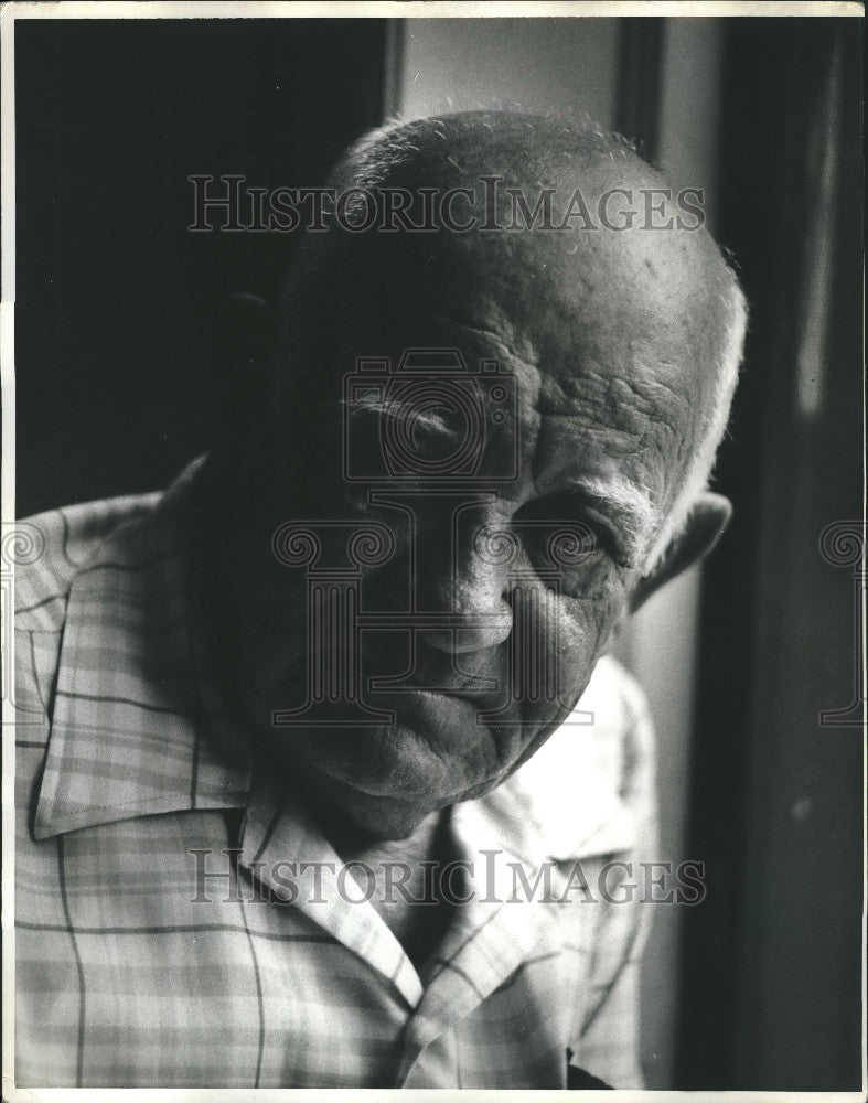 Press Photo Man - Historic Images