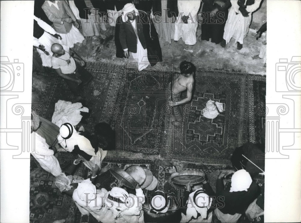 Press Photo Under Allah&#39;s Protection: Arab Tries to slice his belly with sword - Historic Images