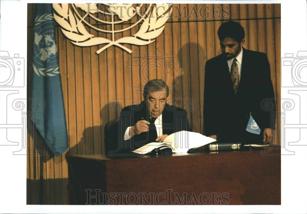 Press Photo Two men at the UN - Historic Images