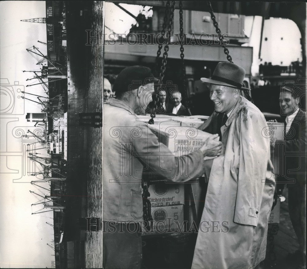 1953 Press Photo US Ship Brings Food Aid to Hamburg. - KSG16997-Historic Images