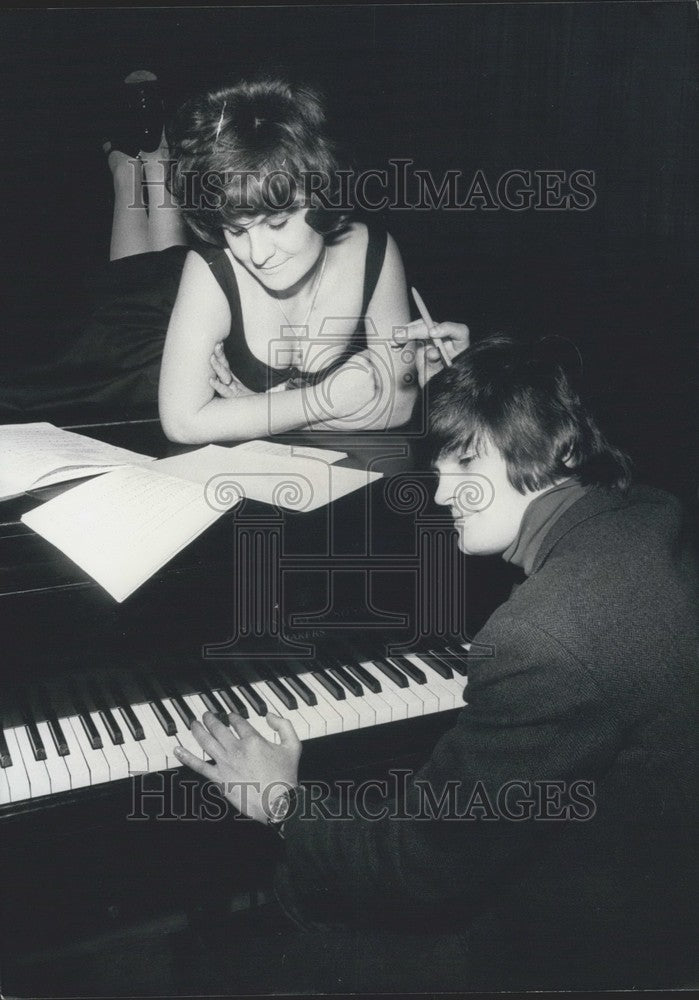 1967 Press PhotoSongstress Sabine Haupt with Peter Hecht - KSK00171-Historic Images