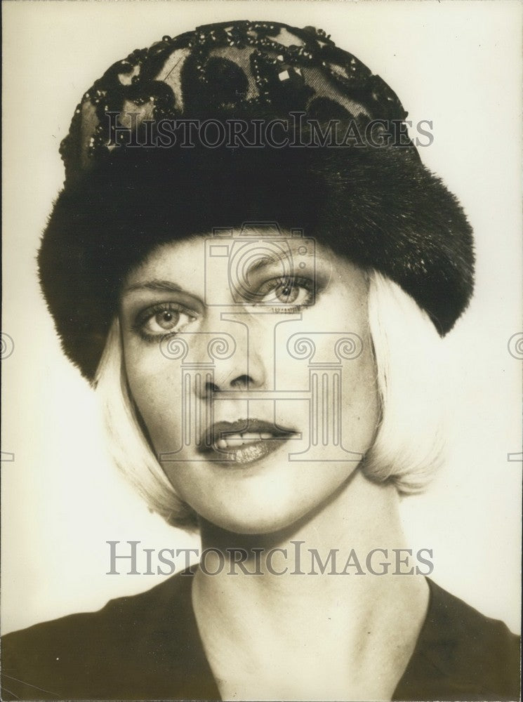 1973-74 Press Photo; Blonde Model with Black Velvet Hat, Trimmed with Mink - Historic Images