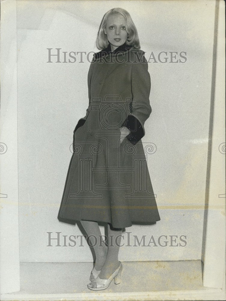 1973-74 Press Photo; Model in Coat with Black Velvet Trim by Jean Patou-Historic Images