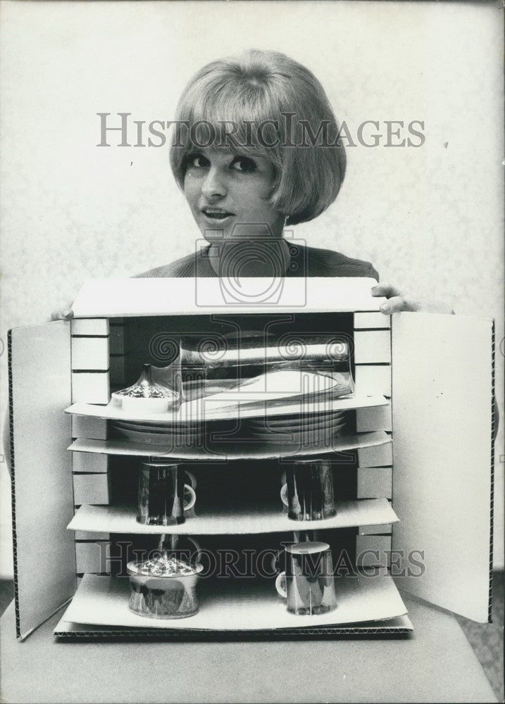 1968 Press Photo Packing competition in Berlin awards break-proof coffee set.-Historic Images