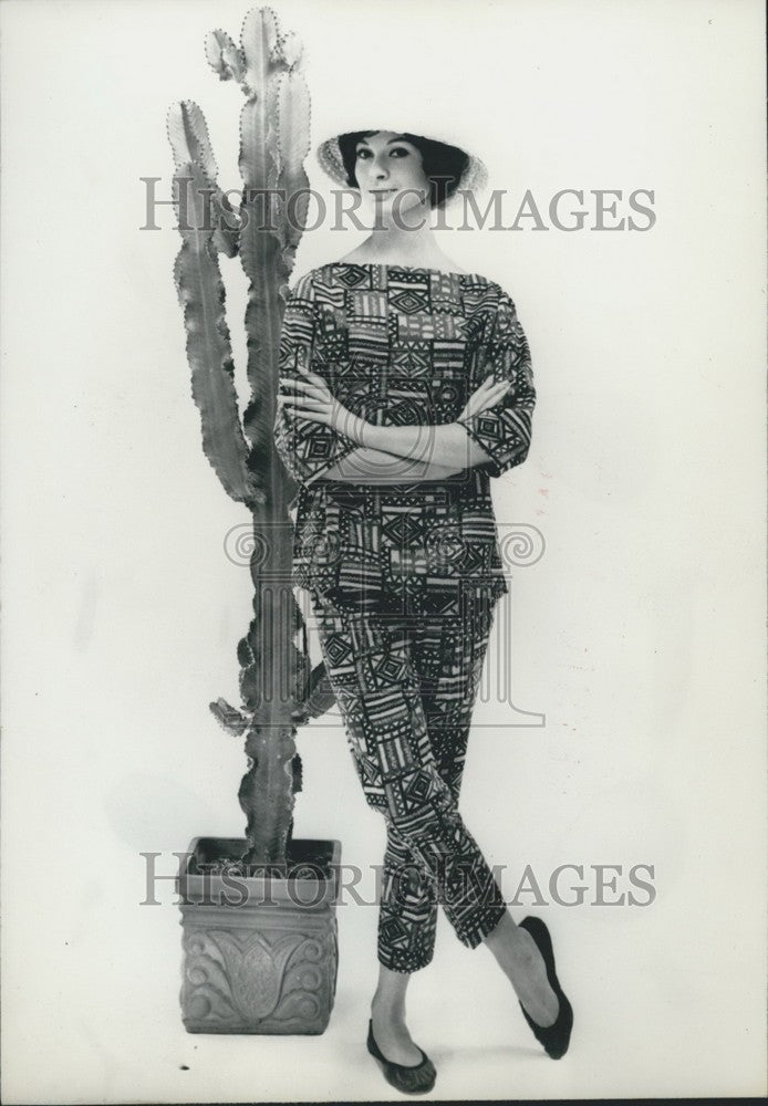 1960 Press Photo Everest Costebelle Printed Cotton Beach Outfit & Cloche Hat-Historic Images