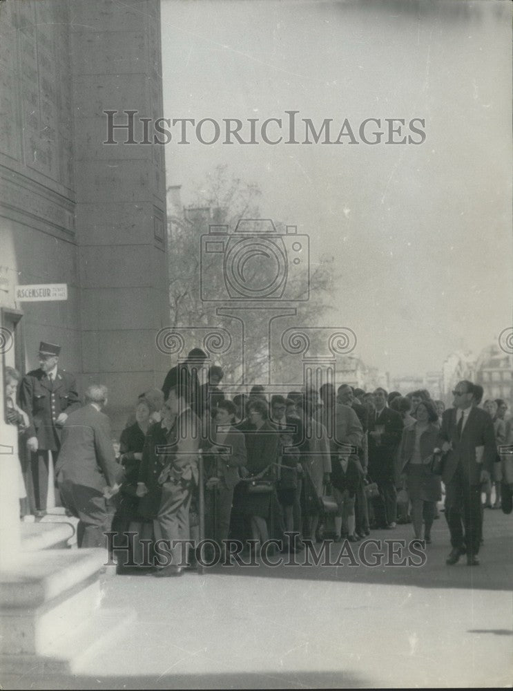 1968, Arc de Triomphe Tourist Line - KSK00377 - Historic Images