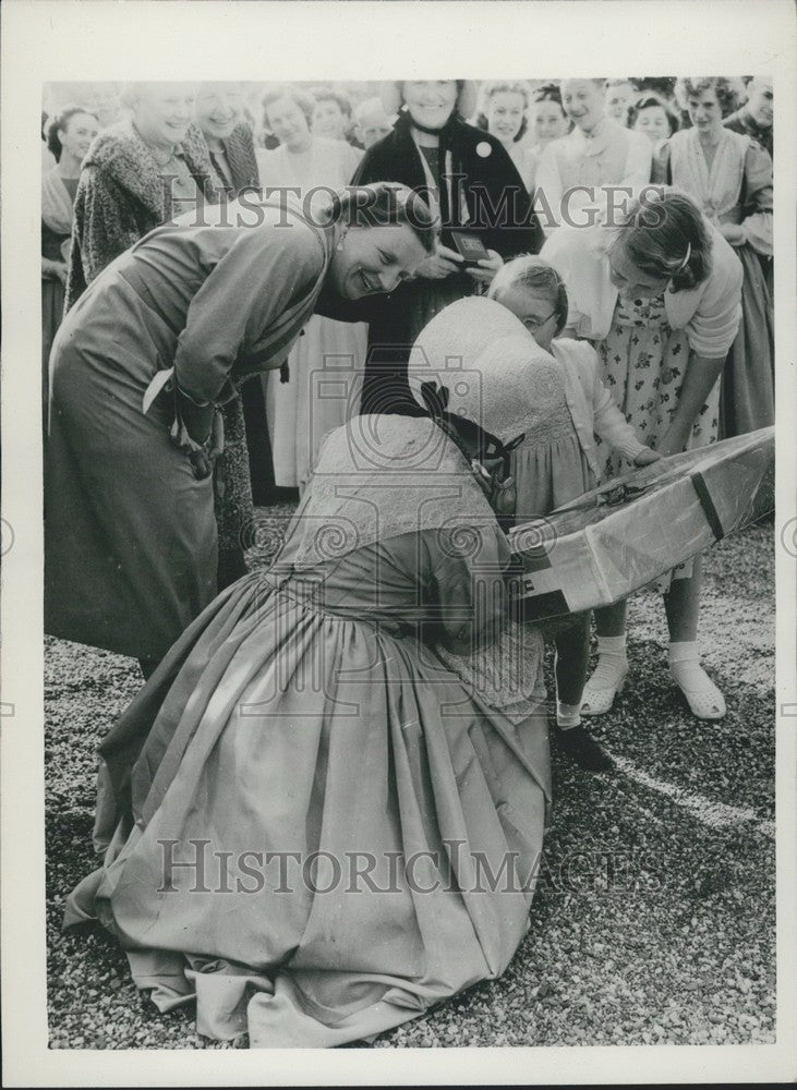 1953 Press Photo puppet to Princess Marijke - KSK00385-Historic Images