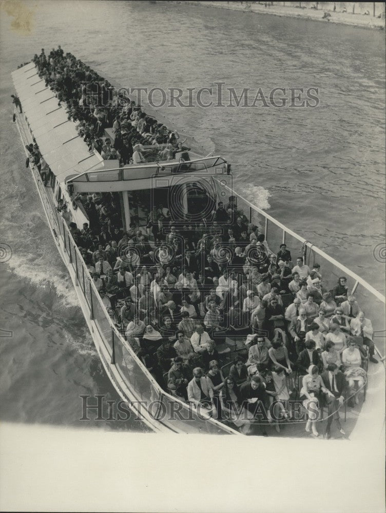 1966 Press Photo, Tourists Fill Bateaux-Mouche on Seine - KSK00477-Historic Images