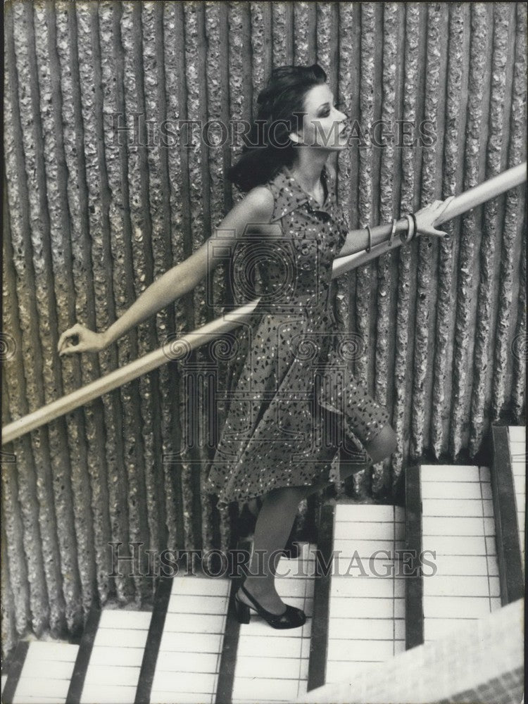 1973 Press Photo, Model on Stairs in Arlette Nastat Shirt Dress - KSK00643-Historic Images