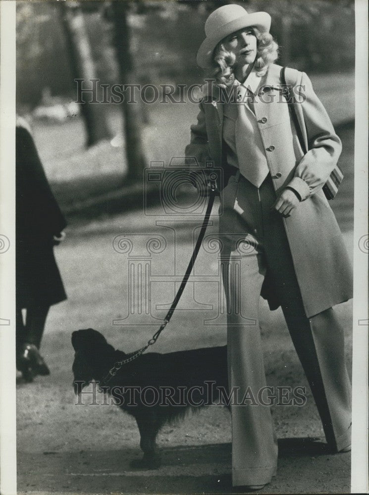 1972 Press Photo, Model Walks Dog in Secretariat Wool Jacket & Pants-Historic Images