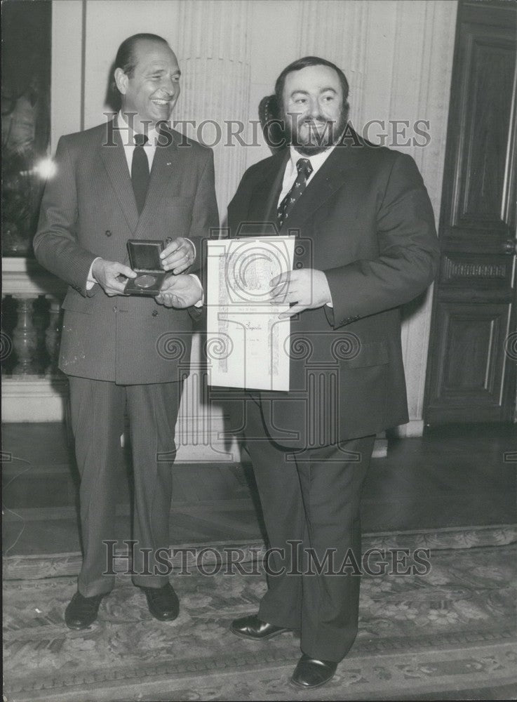 1984 Press Photo, Chirac presents award to Pavarotti - Historic Images