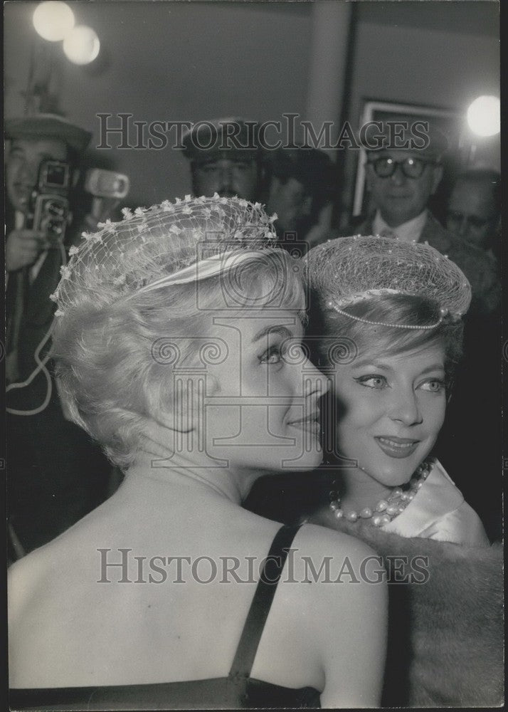 1959 Press Photo Paris hairdresser Michel Mastey styles - KSK00937-Historic Images