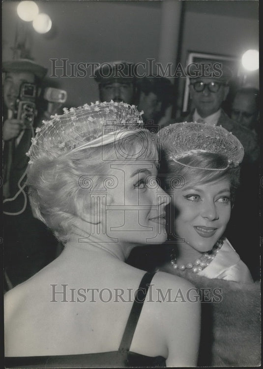 1959 Press Photo Paris hairdresser Michel Mastey styles - KSK00937-Historic Images