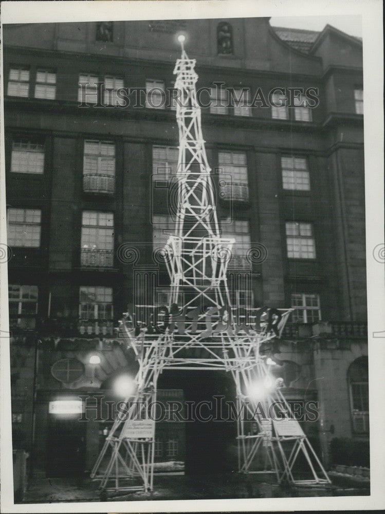 1952 Press Photo Mini Eiffel Tower Shown for Monsartre&quot; Art Fest In Hamburg.&quot;-Historic Images