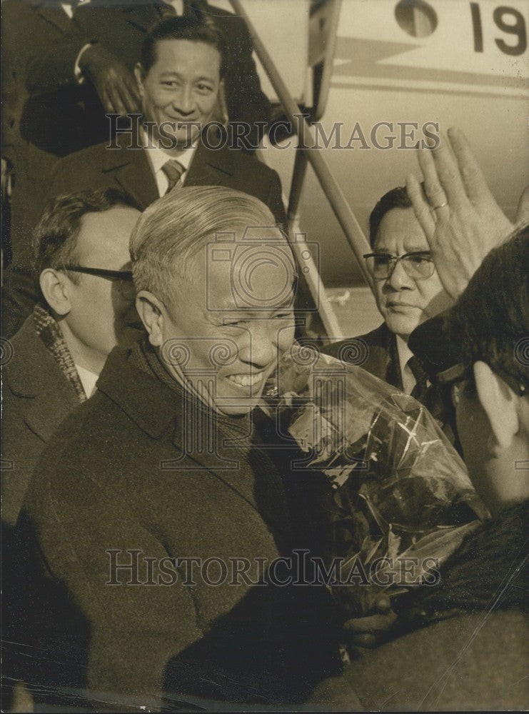 1973,, Le Duc Tho Arrives at Paris Airport - KSK01175 - Historic Images