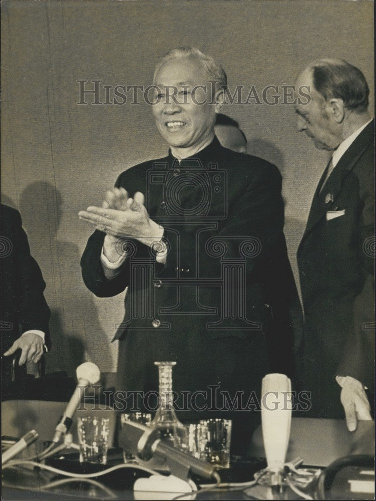 Press Photo Le Duc Tho Press Conference in Paris - KSK01191-Historic Images