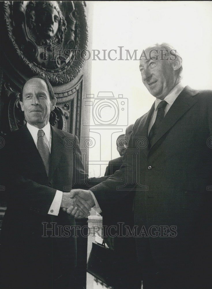 1973, Lionel Murphy Visits Paris - KSK01249 - Historic Images