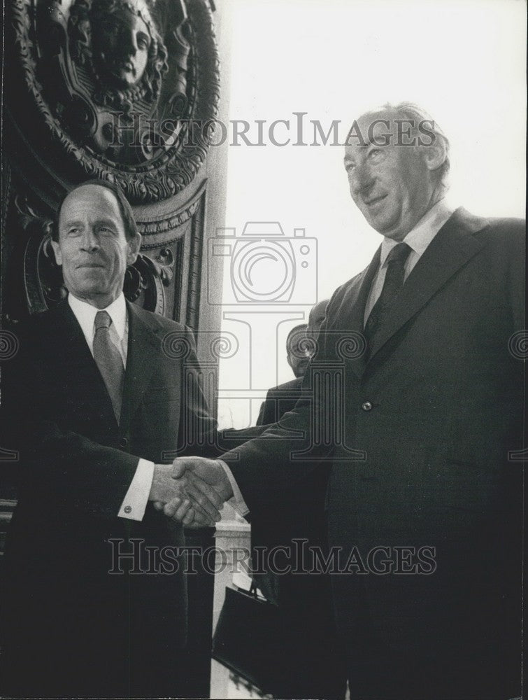 Press Photo Australian Minister of Justice Arrives in France to Discuss Mururoa - Historic Images