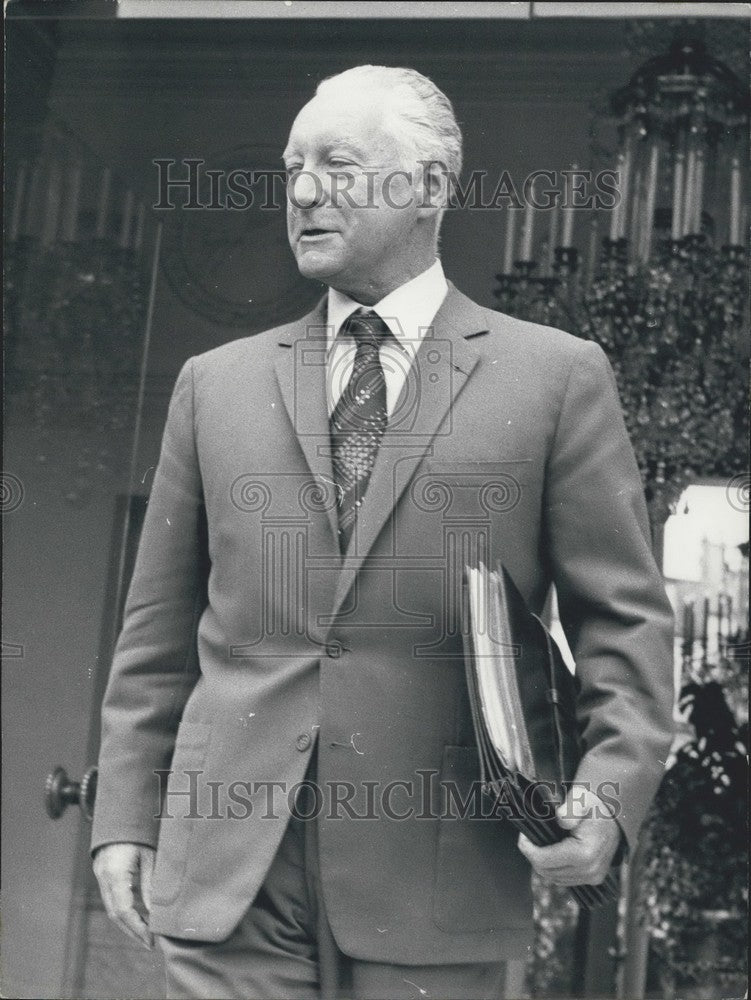 1973 Press Photo Pierre Messmer Leaves Elysee Palace - KSK01511-Historic Images