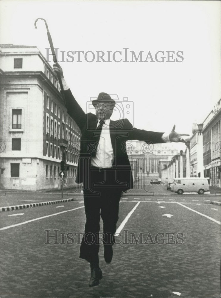 1976 Press Photo Yves Montand Shoots "The Tall Beanpole" Scene - KSK01699 - Historic Images