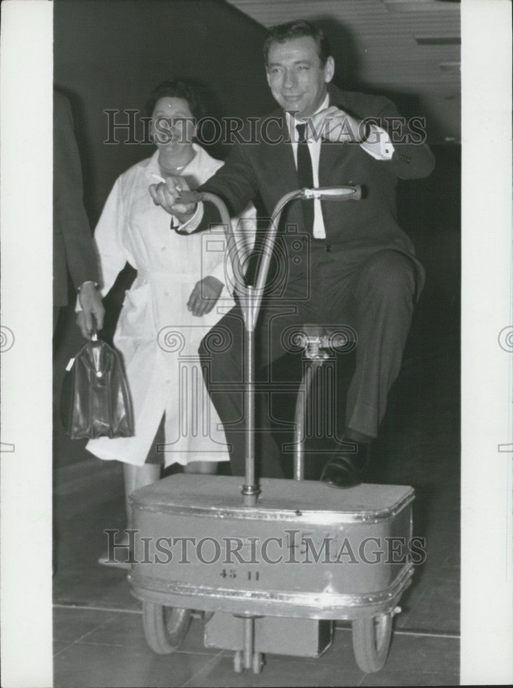 1962 Press Photo Yves Montand&#39;s Orly Arrival - Historic Images