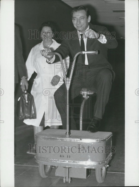 1962 Press Photo Yves Montand's Orly Arrival - Historic Images