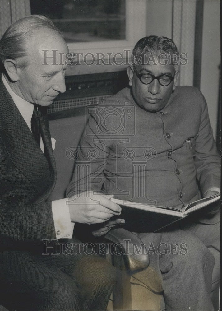 1954 Press Photo Indian Minister Kalipada Mookerje with Baron von Recum. - Historic Images