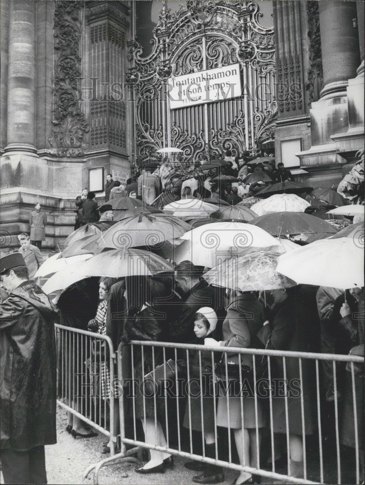 1967, People Make Toutankhamon Exhibition Line - KSK02303 - Historic Images