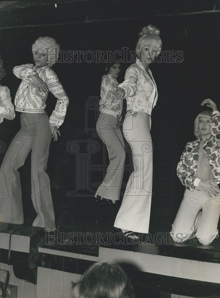 1972 Press Photo Models Present Levi Strauss Jean Collection - Historic Images