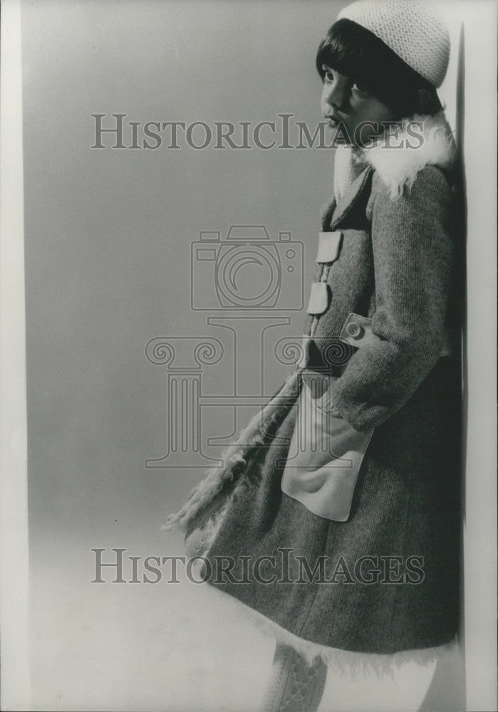 1970 Press Photo Girl&#39;s Wool Coat - Historic Images