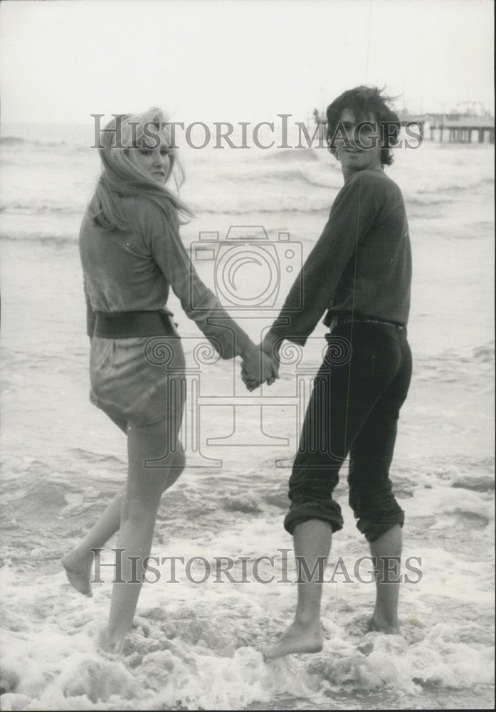 1970 Press Photo Pia Giancaro &amp; Nino Mele Walk Lido Beach - KSK02541-Historic Images