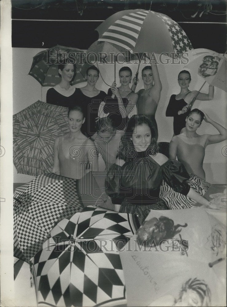 1983 Press Photo Elisabeth Tordjman Presents Umbrella Collection - KSK02571 - Historic Images