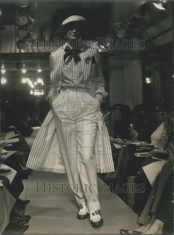 1983 Press Photo Hermes Model Strikes a Pose - Historic Images