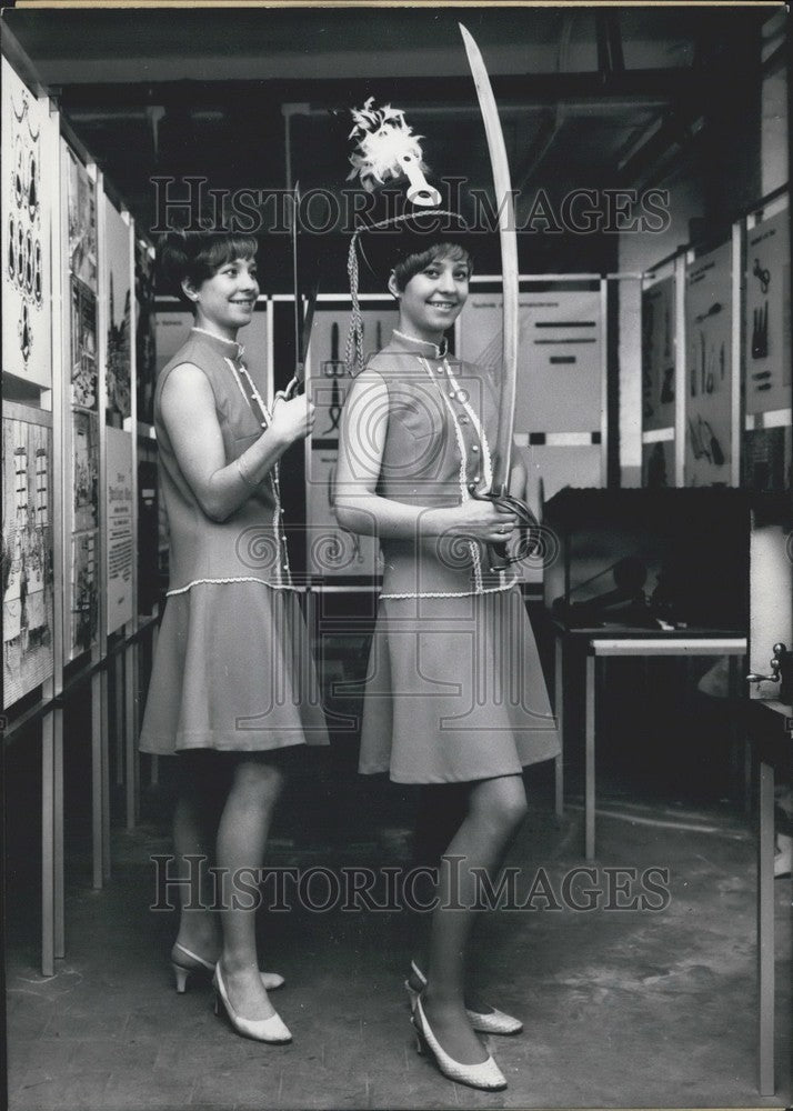 1968 Press Photo Sabres and Scissors from Solinger plant exhibited. - KSK02675 - Historic Images