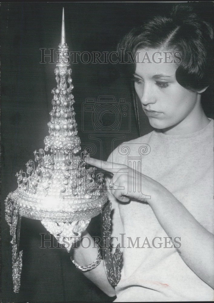 1966 Press Photo Thai Dancer&#39;s Headdress or &quot;Kopfpagode&quot; in German shop.-Historic Images