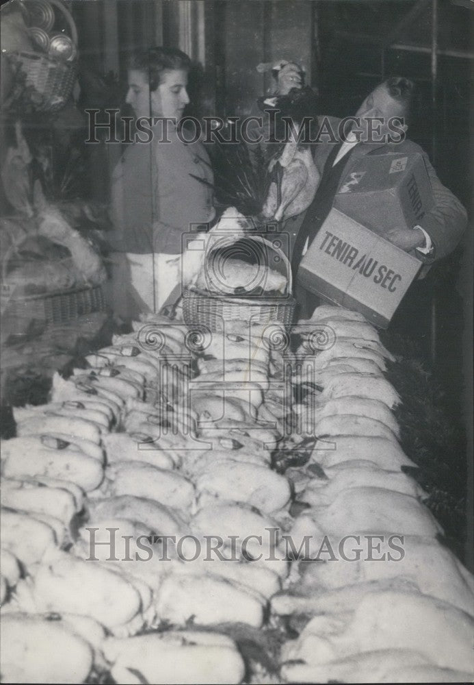 1956 Press Photo Christmas Turkeys Reappear in Parisian Merchant Stalls-Historic Images