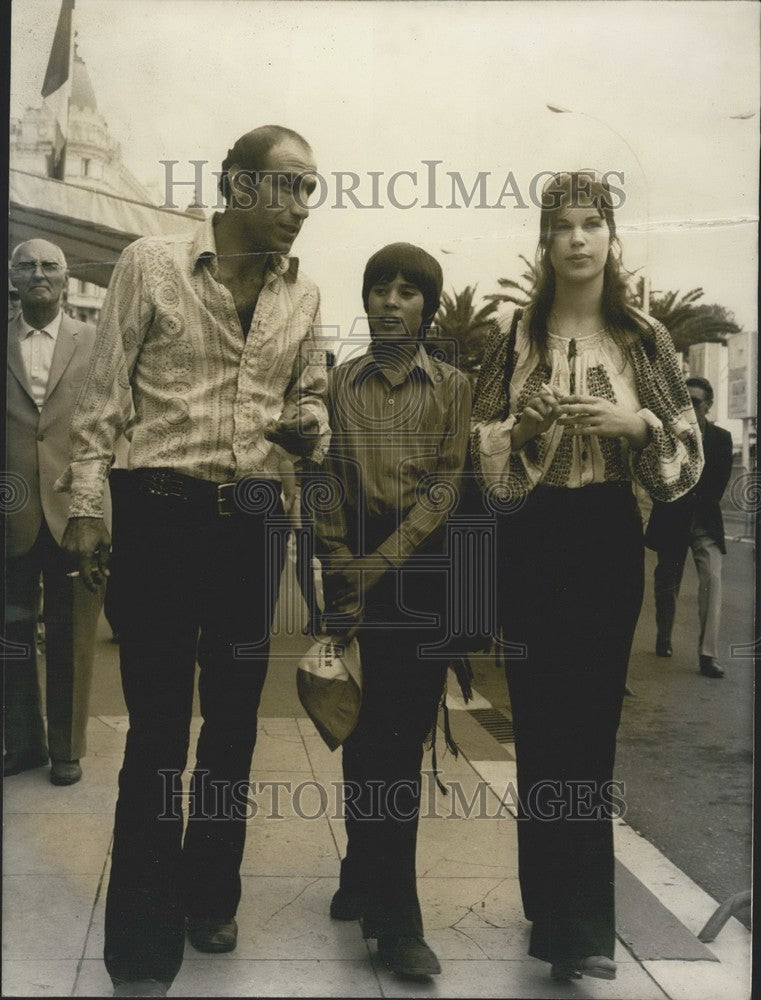 1972 Press Photo Cannes Film Festival Guests Walk La Croisette - Historic Images